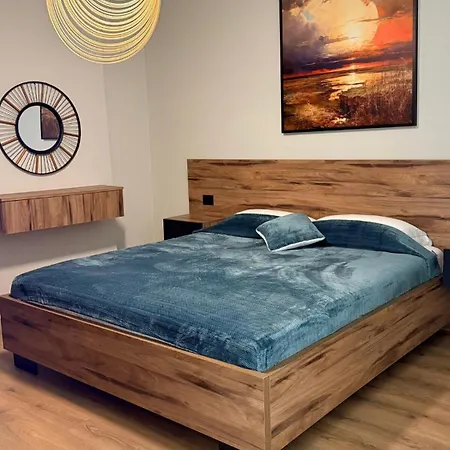 Noir Oak - Modern In Orikum شقة فلورا